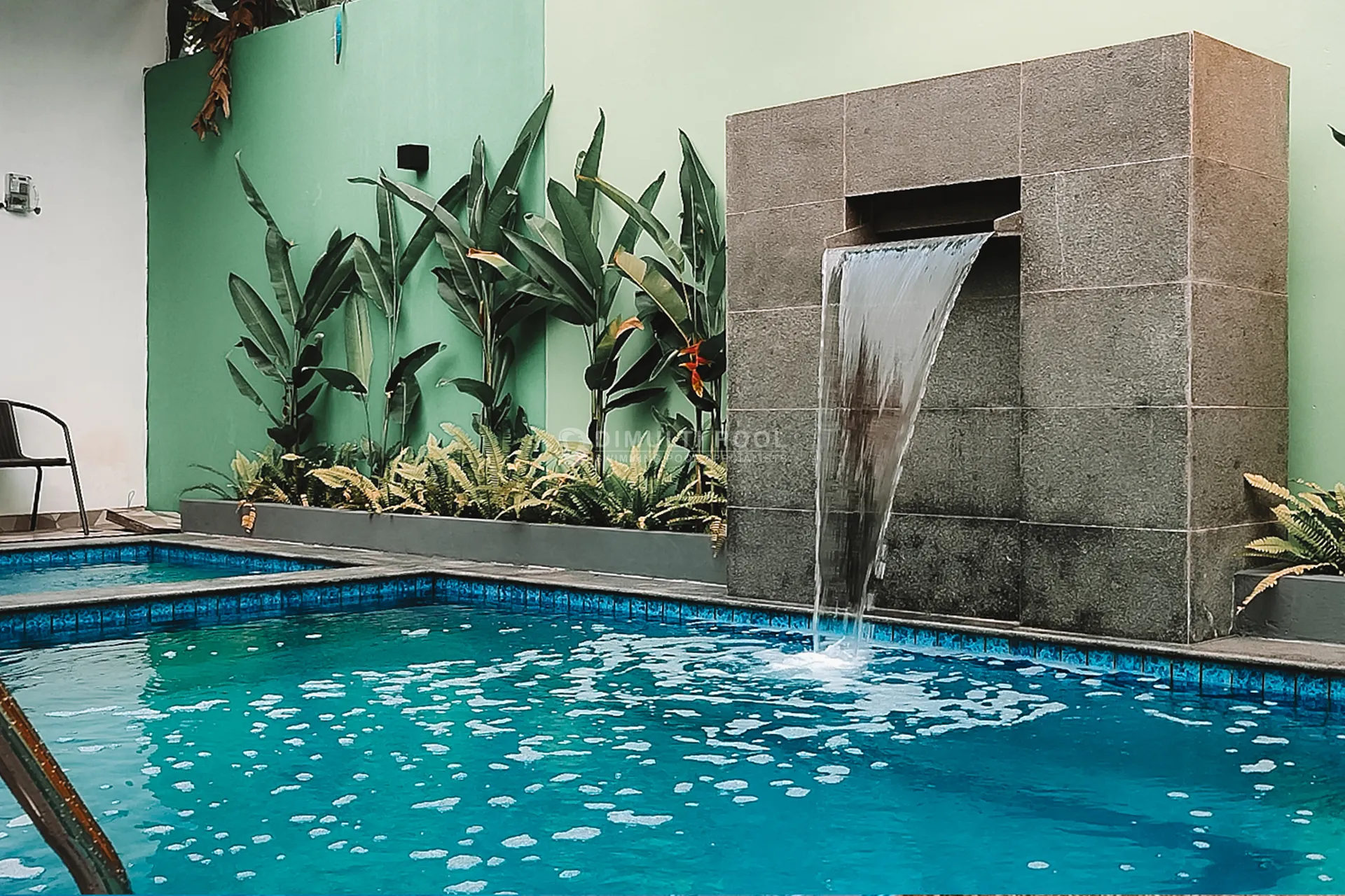 Air Kolam Renang Berbusa