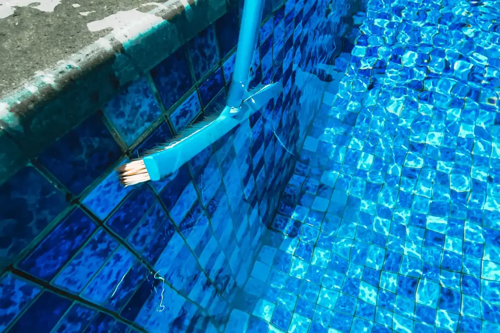 Cara Mudah Membersihkan Ubin Kolam Renang untuk Pemula