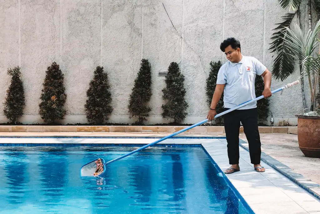 Mengenali Pentingnya Membersihkan Permukaan Kolam Renang