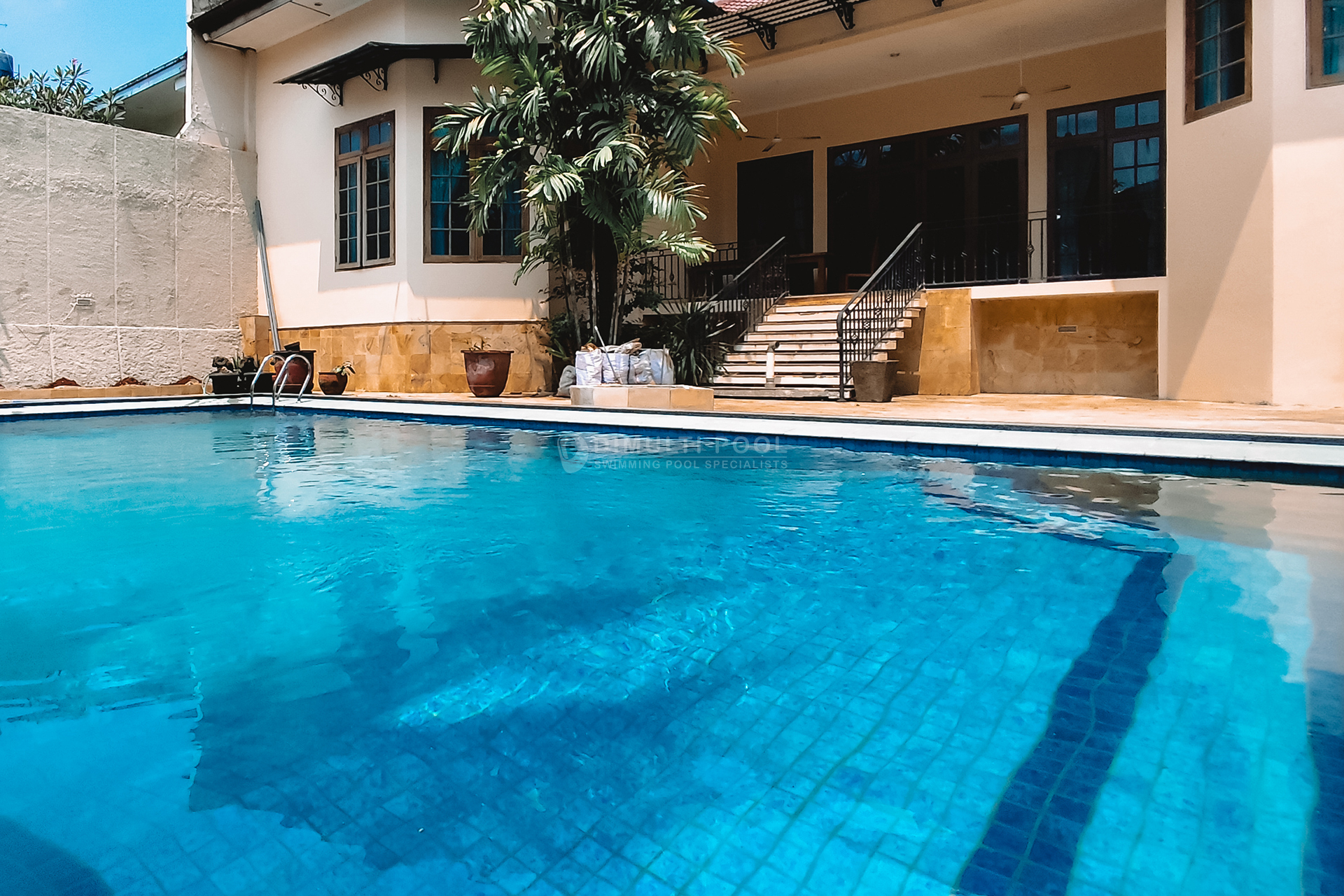 Penjernihan air kolam renang berminyak