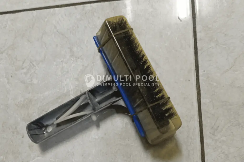 Pool brush gagang logam pendek