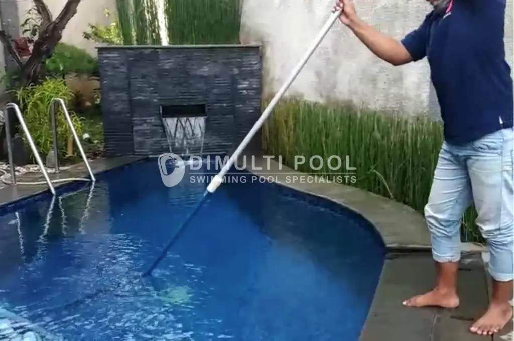 Telescopic handle kolam renang. Ini semua yang perlu diketahui.