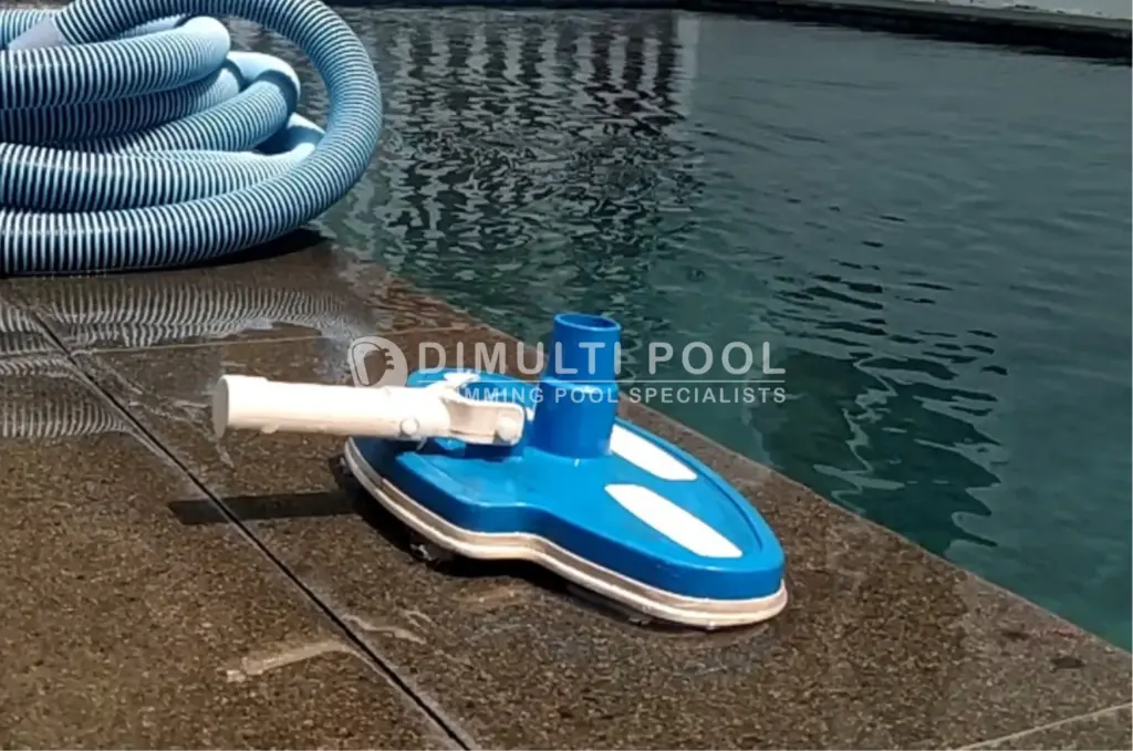 Vacuum head kolam renang. Ini semua yang perlu anda ketahui.