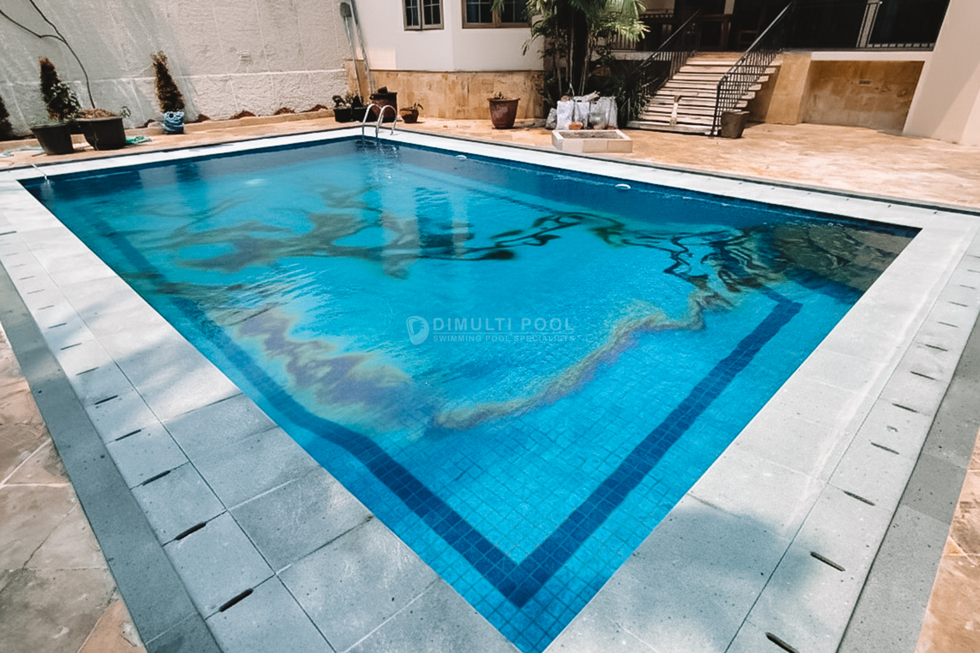 air kolam renang berminyak