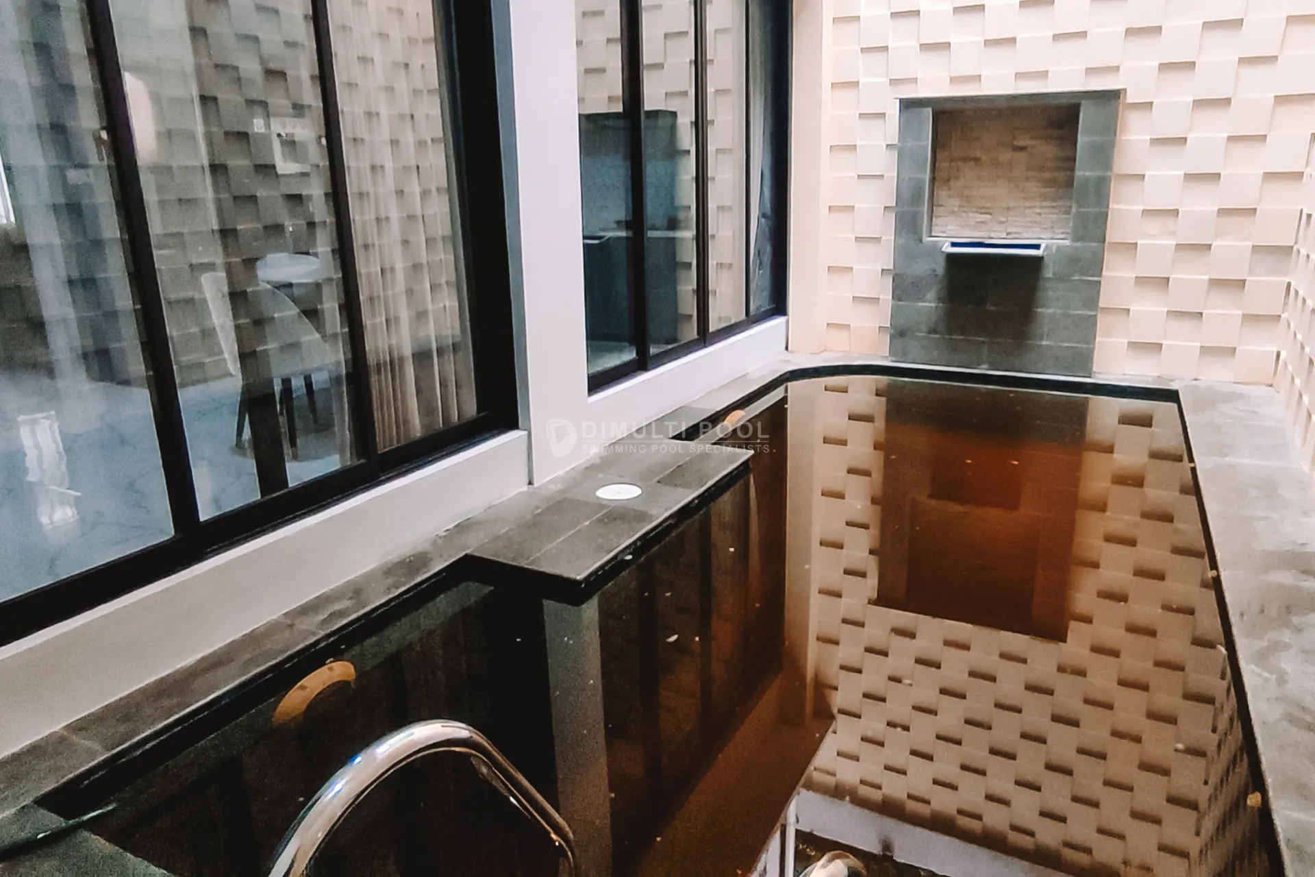 air kolam renang berwarna kuning kecoklatan