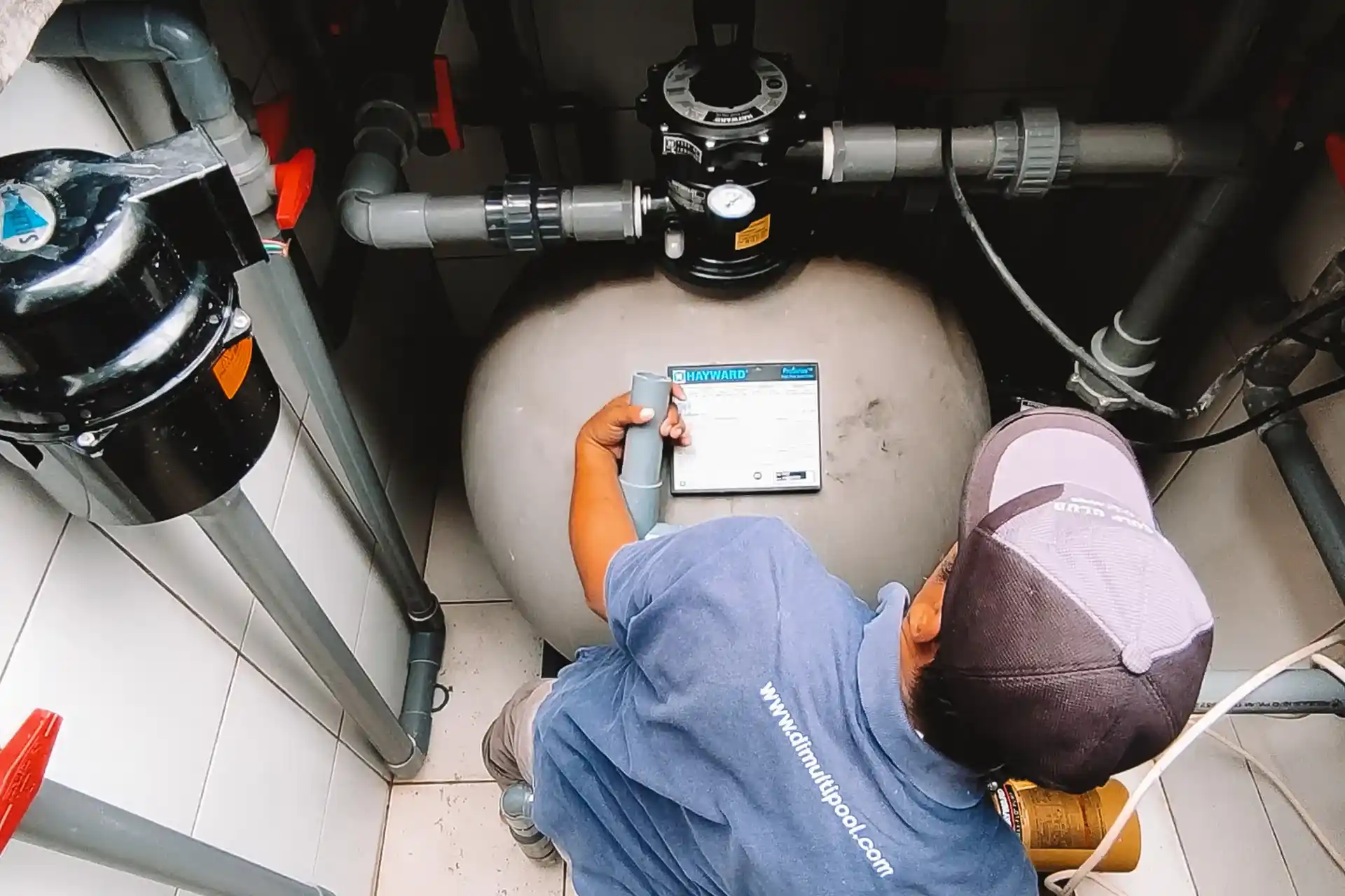 inspeksi mesin sirkulasi kolam renang