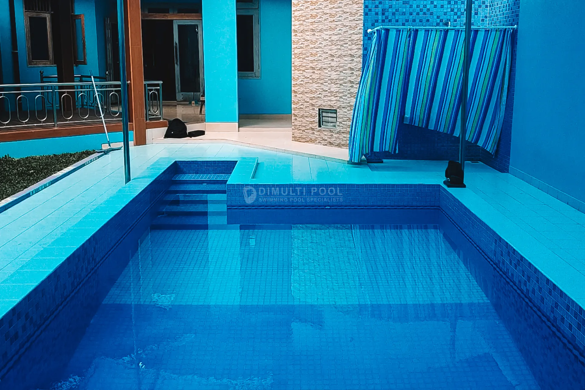 menjernihkan air kolam renang berlumut hijau