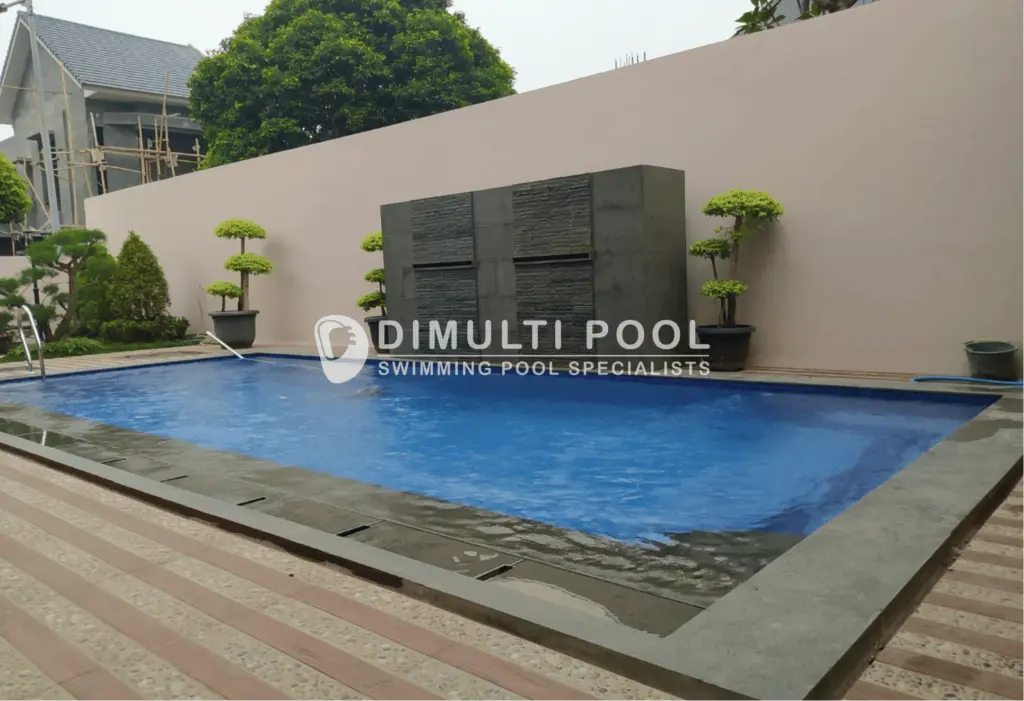 Air kolam renang jernih setelah dilakukan treatment awal.