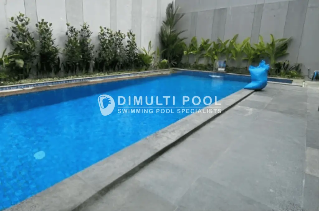 Air kolam renang jernih tanda siap digunakan.