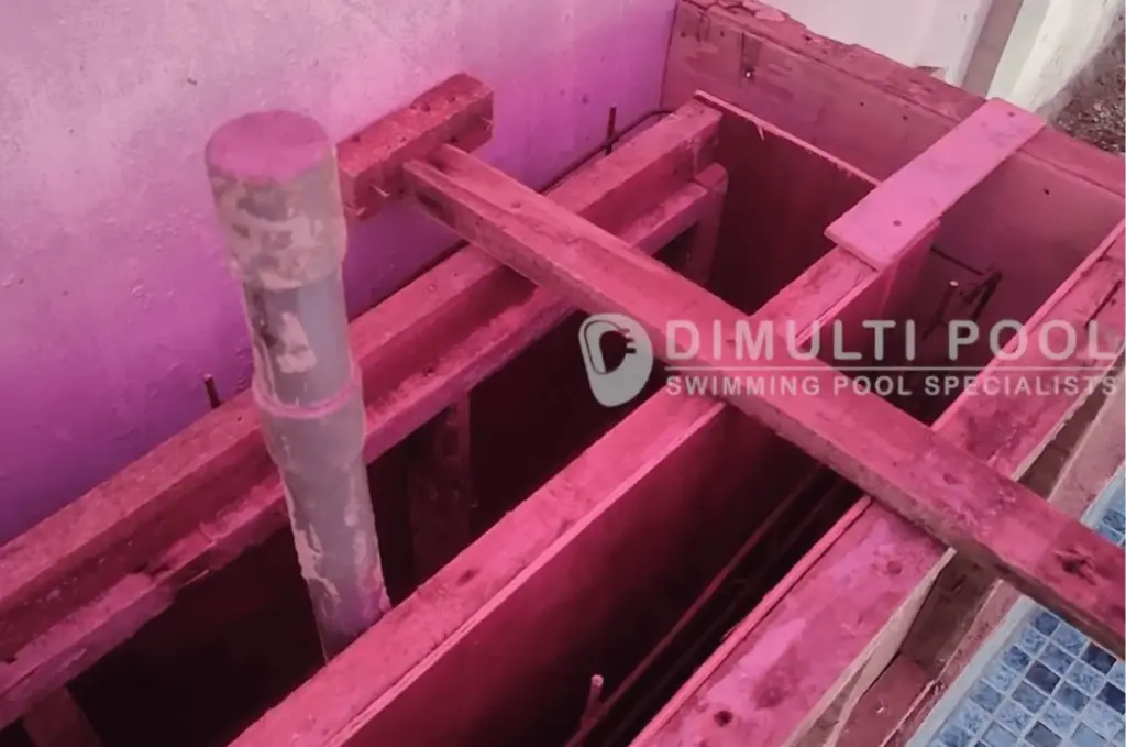 Contoh instalasi jalur pipa waterfall kolam renang.