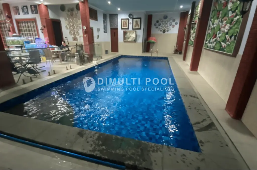 Contoh kolam renang indoor.