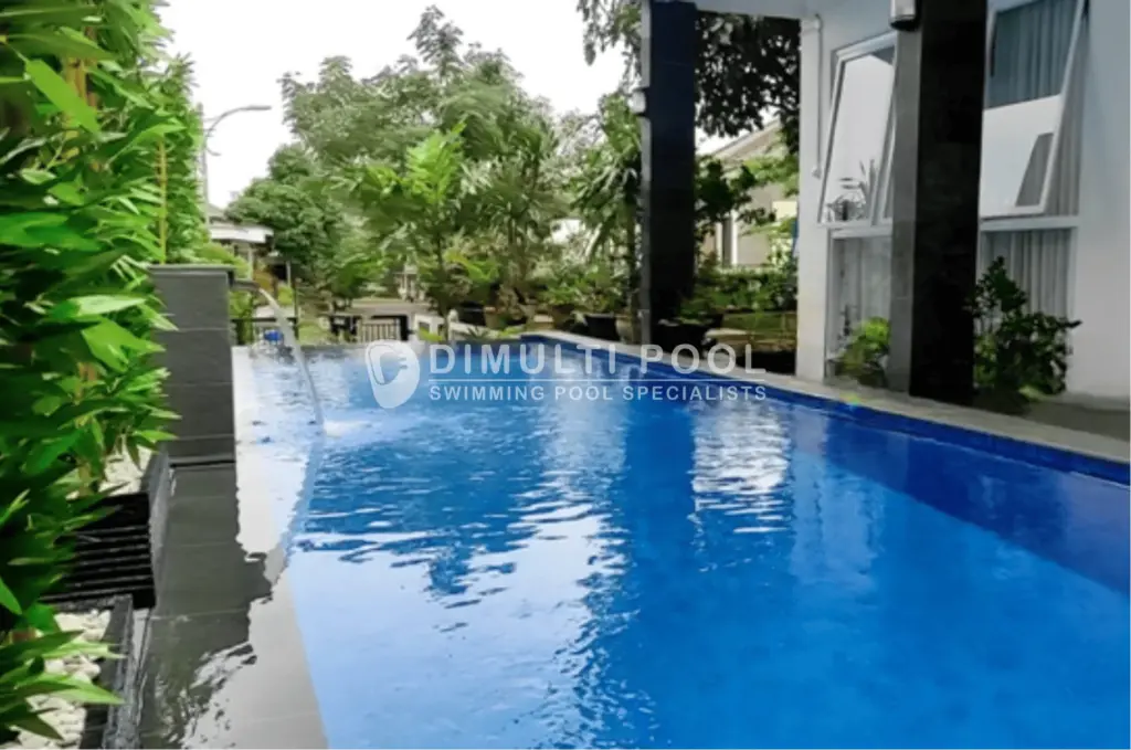 Contoh kolam renang outdoor.