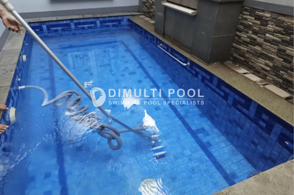 Contoh proses vacuum pada kolam renang overflow.