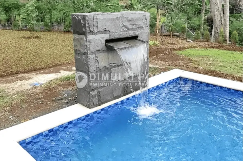 Contoh waterfall kolam renang konstruksi.