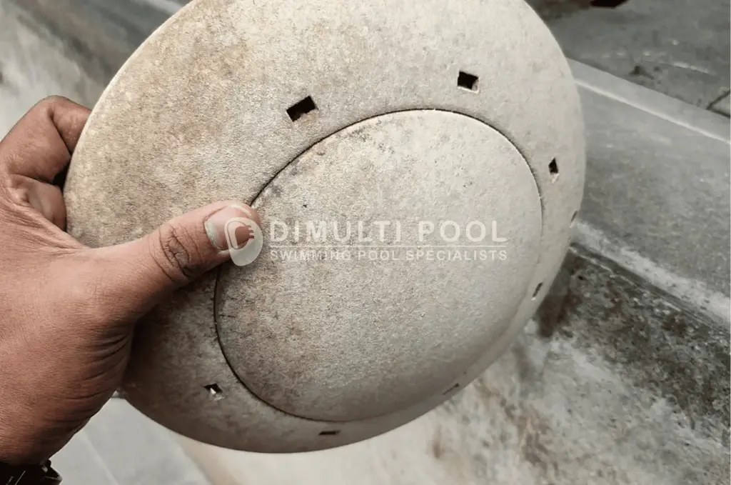 Kondisi lampu kolam renang yang berkerak.