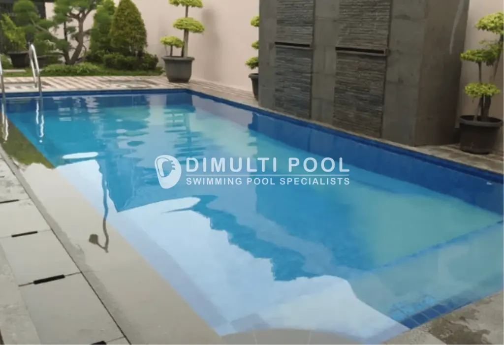 Kotoran mengendap setelah dituangkan obat PAC kolam renang.