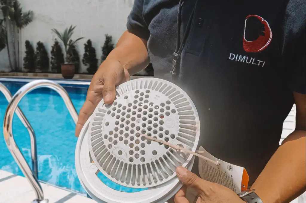 Main drain kolam renang. Ini semua yang perlu diketahui.