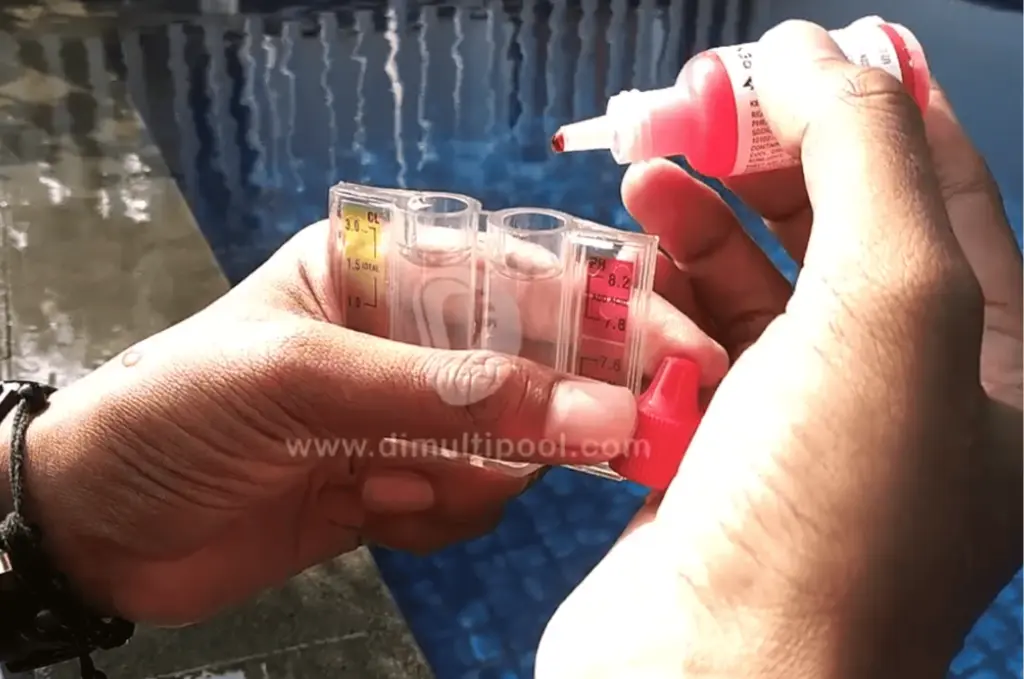 Proses menuangkan cairan pereaksi ke botol kaca test kit.