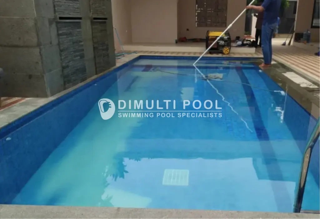 Proses treatment awal kolam renang air sumur. Ini langkahnya.