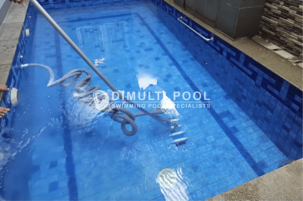 Proses vacuum filter untuk menuntaskan pembersihan kotoran.