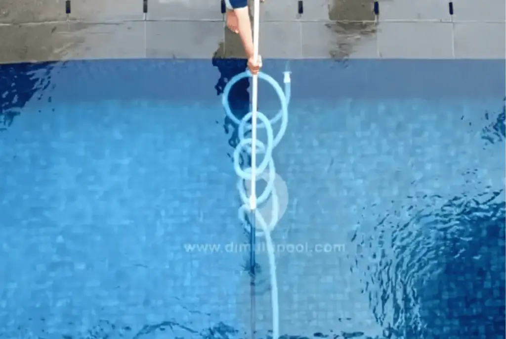 Proses vacuum kolam renang.