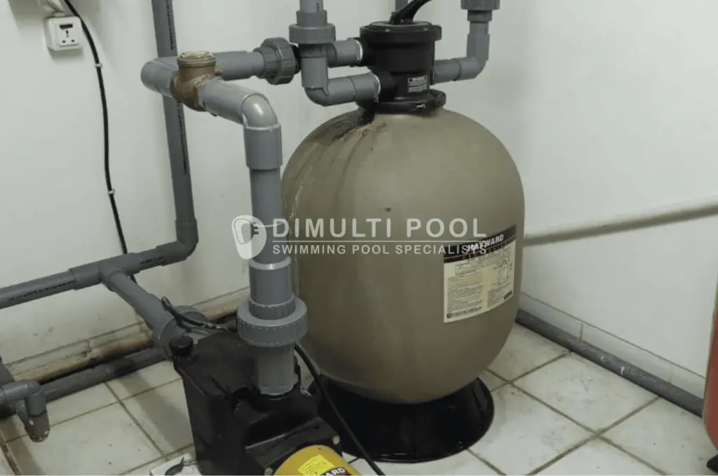 Tabung filter pasir kolam renang.