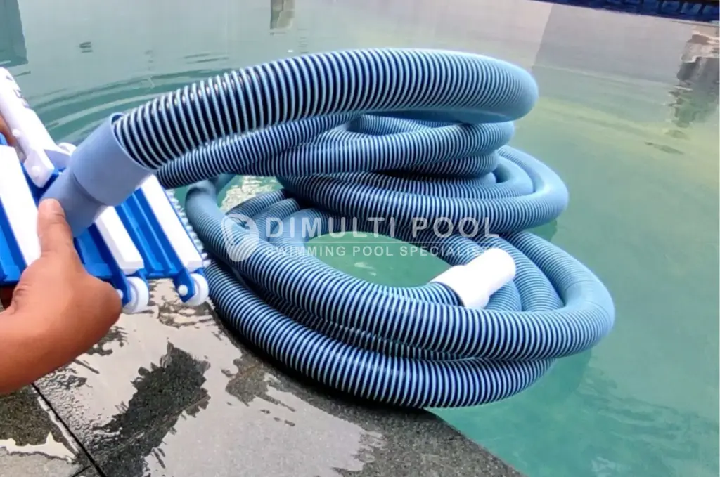 Vacuum hose kolam renang. Ini semua yang perlu diketahui.