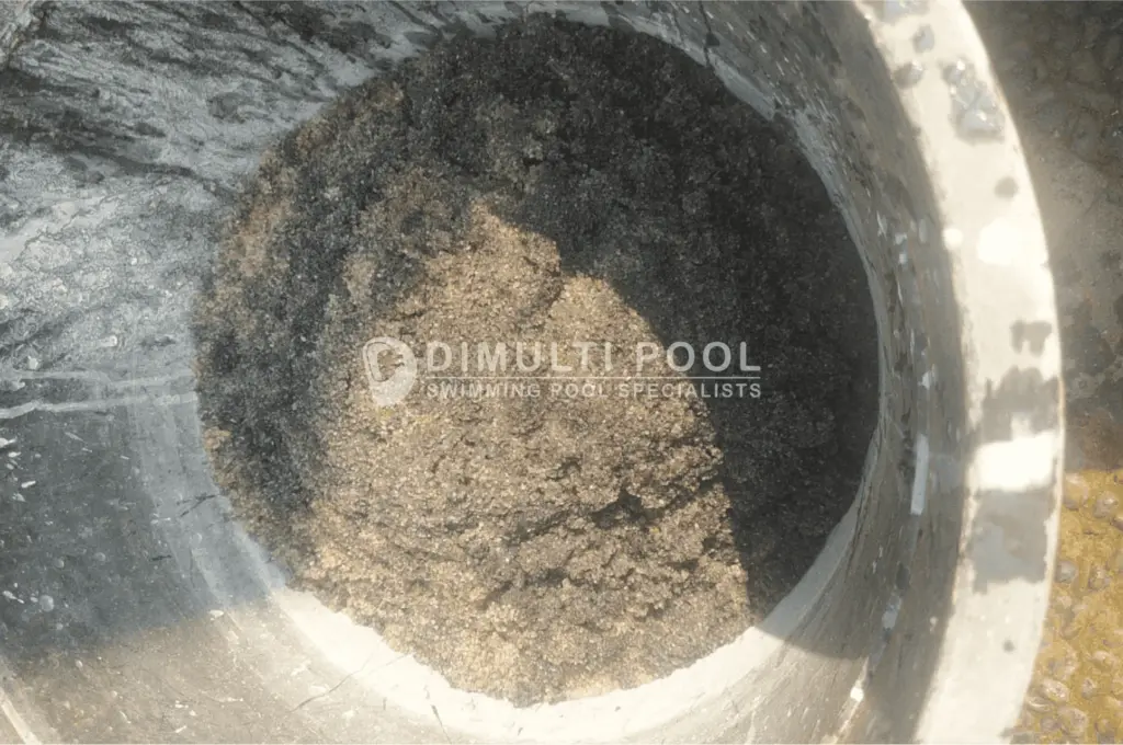 Pasir sebagai media saring filter kolam renang (kondisi kotor).