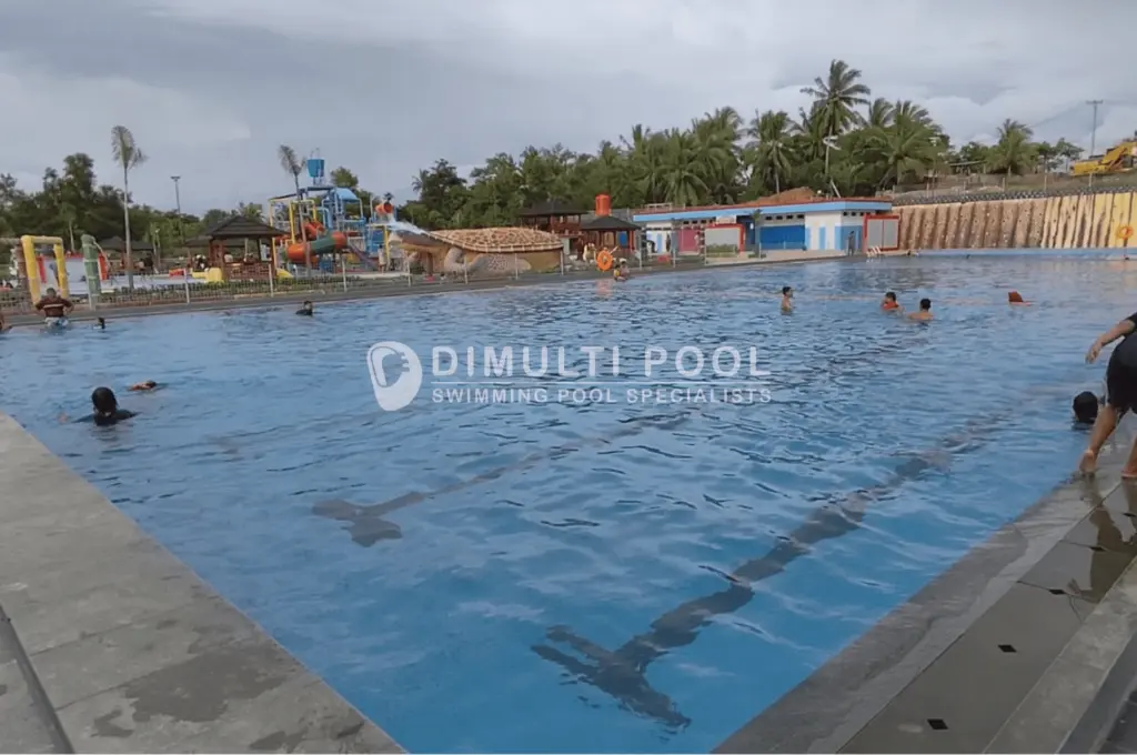 Berbagai aktivitas di kolam renang persegi panjang.