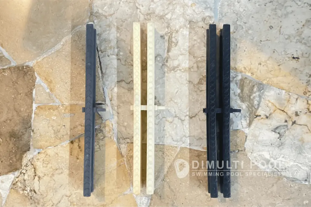 Contoh grill tutup gutter kolam renang.