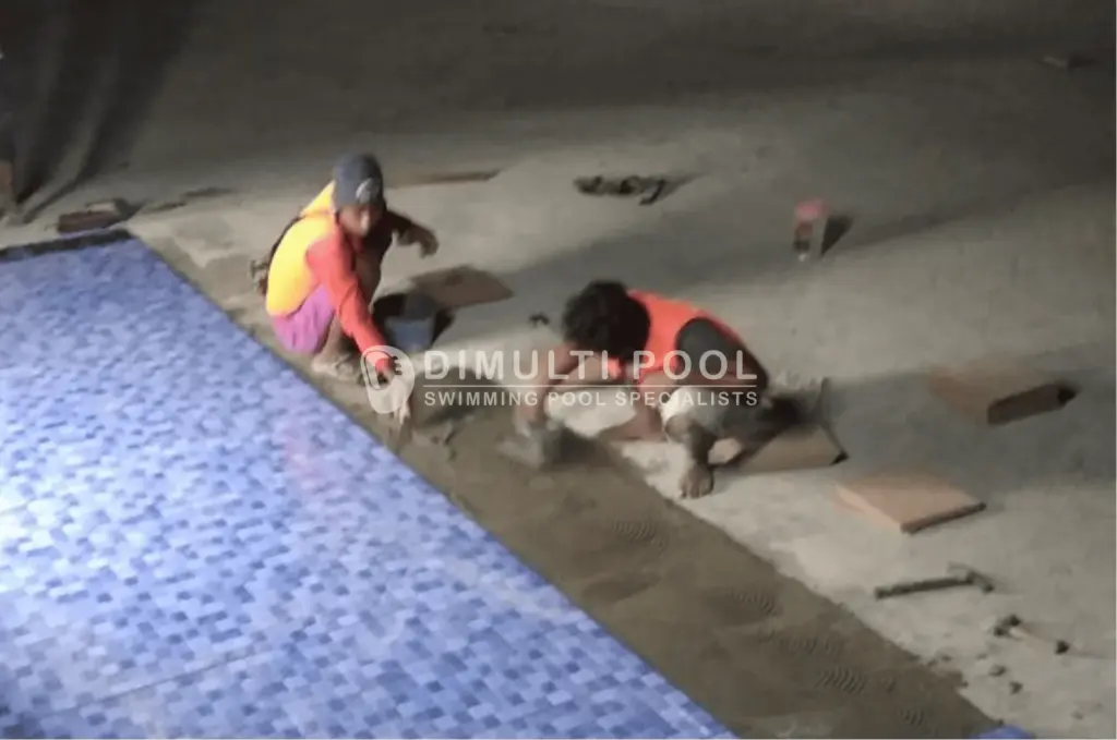 Contoh pemasangan keramik kolam renang.