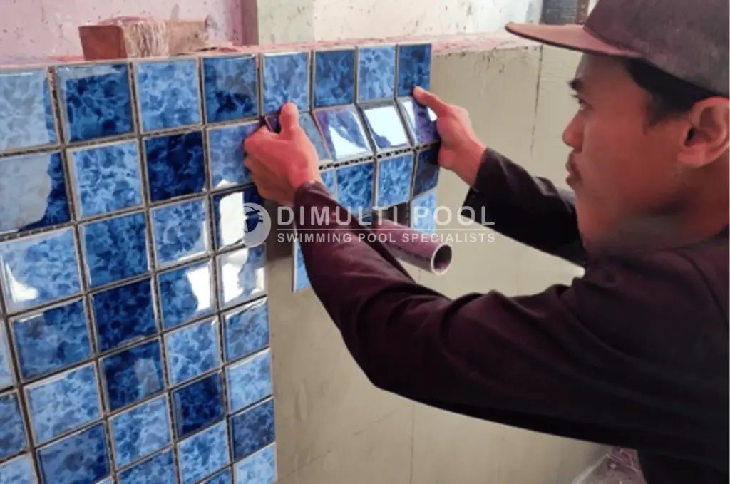 Contoh pemasangan mozaik kolam renang.