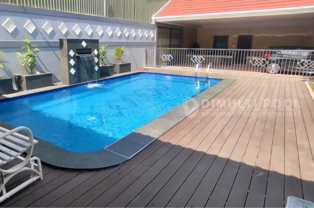 Penggunaan decking kayu untuk kolam renang. Ini perbandingan decking kayu solid vs WPC untuk kolam renang.
