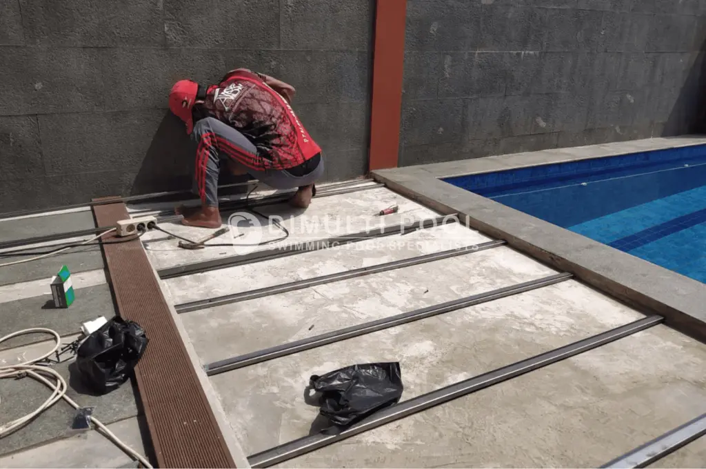 Proses pemasangan decking kolam renang material WPC.